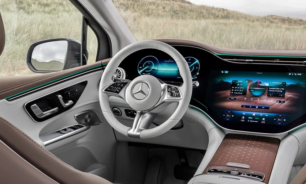 Фото Mercedes-Benz EQE SUV (2024) — приборная панель. Экран приборов за рулём — вся ходовая информация перед глазами. Запас хода и расход выводятся крупно — главные цифры ежедневных поездок Mercedes-Benz EQE SUV (2024) — приборная панель