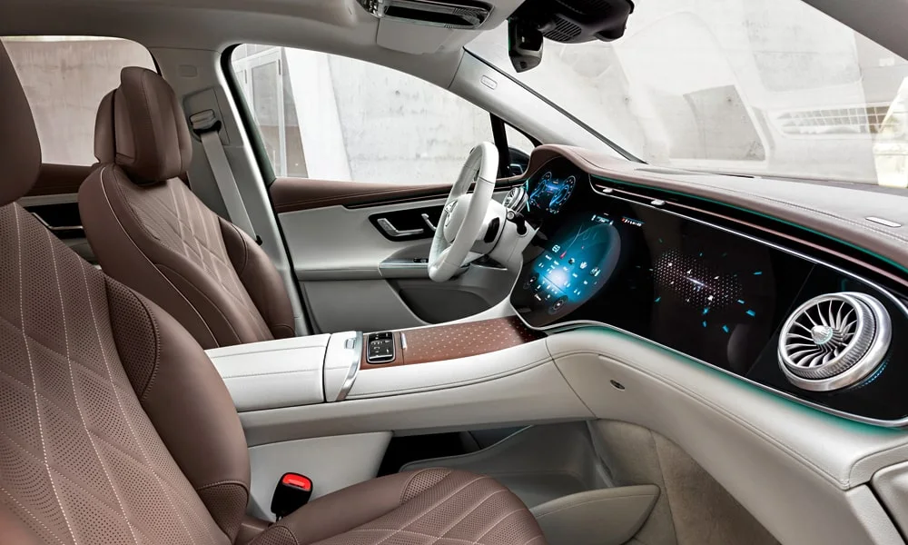 Фото Mercedes-Benz EQE SUV (2024) — интерьер. Общий план салона: архитектура панели, консоль и кресла. Светлая гамма зрительно расширяет салон, тёмная — практичнее в уходе Mercedes-Benz EQE SUV (2024) — интерьер