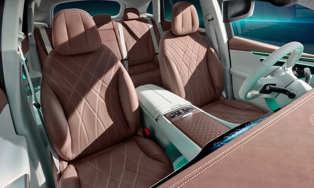 Фото Mercedes-Benz EQE SUV (2024) — интерьер, фото 2. Интерьер с коричневой отделкой — видно сочетание материалов панели и кресел Mercedes-Benz EQE SUV (2024) — интерьер, фото 2