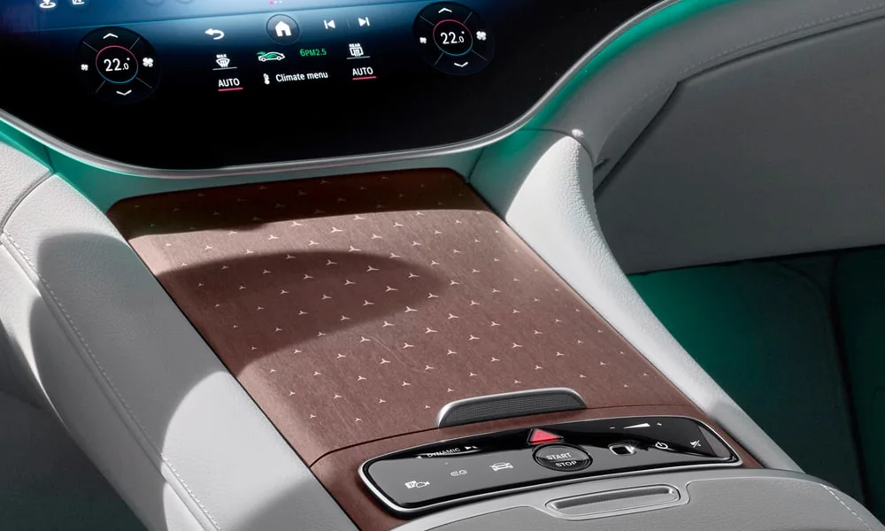 Фото Mercedes-Benz EQE SUV (2024) — интерьер, фото 3. Общий план салона: архитектура панели, консоль и кресла. Уровень отделки читается по стыкам панелей и мягким поверхностям в зонах касания Mercedes-Benz EQE SUV (2024) — интерьер, фото 3