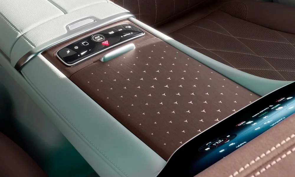 Фото Mercedes-Benz EQE SUV (2024) — интерьер, фото 6. Общий план салона: архитектура панели, консоль и кресла. Светлая гамма зрительно расширяет салон, тёмная — практичнее в уходе Mercedes-Benz EQE SUV (2024) — интерьер, фото 6