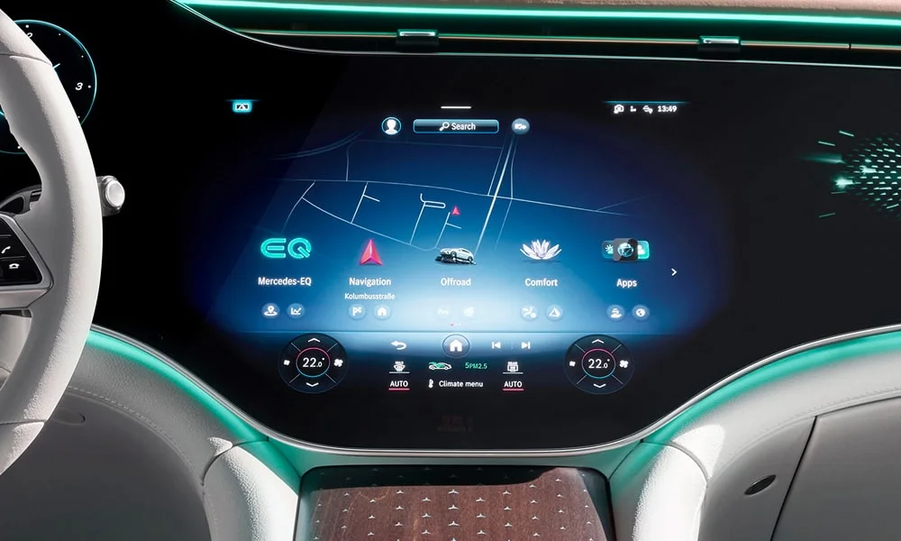 Фото Mercedes-Benz EQE SUV (2024) — экран мультимедиа. Интерфейс медиасистемы крупным планом. Поддержка смартфонов и обновления «по воздуху» — ключевые вопросы к медиасистеме; наличие русификации уточняйте у дилера Mercedes-Benz EQE SUV (2024) — экран мультимедиа