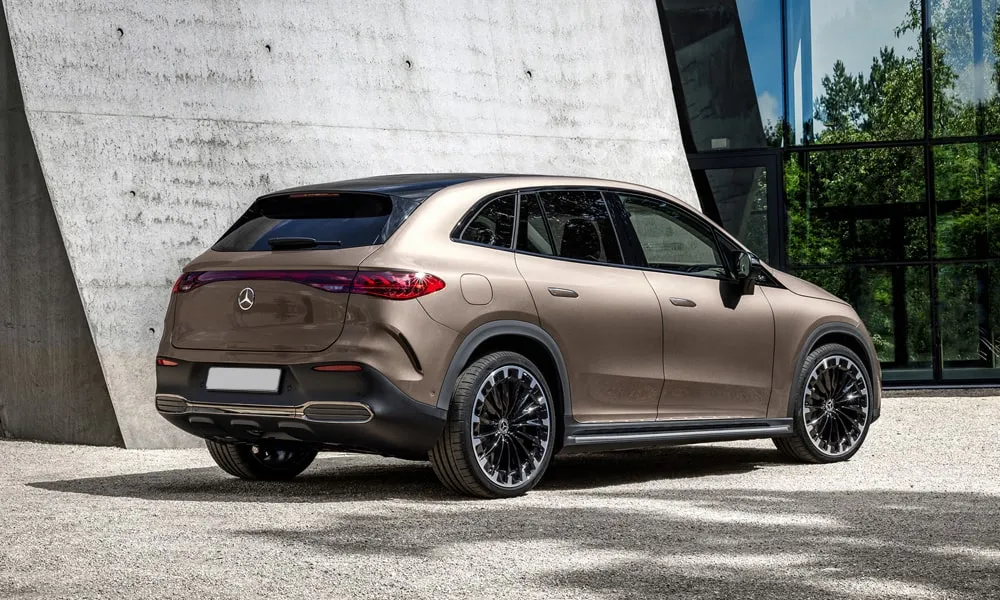 Фото Mercedes-Benz EQE SUV (2024) — вид сзади. Корма в коричневом цвете: графика фонарей и пластика пятой двери. Светодиодная полоса или раздельные секции — задняя оптика стала главным украшением кормы Mercedes-Benz EQE SUV (2024) — вид сзади