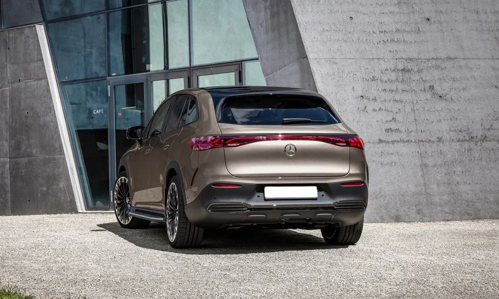 Фото Mercedes-Benz EQE SUV (2024) — вид сзади, фото 2. Линия крыши, стойки и задняя дверь в коричневом исполнении. Светодиодная полоса или раздельные секции — задняя оптика стала главным украшением кормы Mercedes-Benz EQE SUV (2024) — вид сзади, фото 2