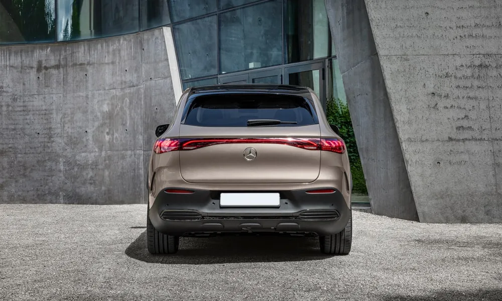 Фото Mercedes-Benz EQE SUV (2024) — вид сзади, фото 3. Корма в коричневом цвете: графика фонарей и пластика пятой двери. Светодиодная полоса или раздельные секции — задняя оптика стала главным украшением кормы Mercedes-Benz EQE SUV (2024) — вид сзади, фото 3