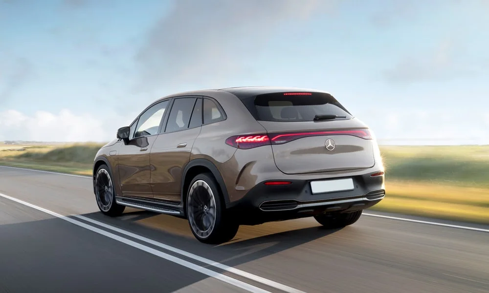 Фото Mercedes-Benz EQE SUV (2024) — вид сзади, фото 4. Коричневый кузов сзади — фонари и бампер определяют ночной образ модели. Светодиодная полоса или раздельные секции — задняя оптика стала главным украшением кормы Mercedes-Benz EQE SUV (2024) — вид сзади, фото 4
