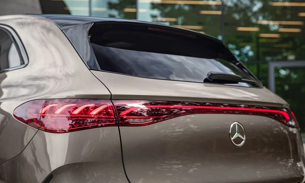 Фото Mercedes-Benz EQE SUV (2024) — вид сзади, фото 5. Линия крыши, стойки и задняя дверь в коричневом исполнении Mercedes-Benz EQE SUV (2024) — вид сзади, фото 5