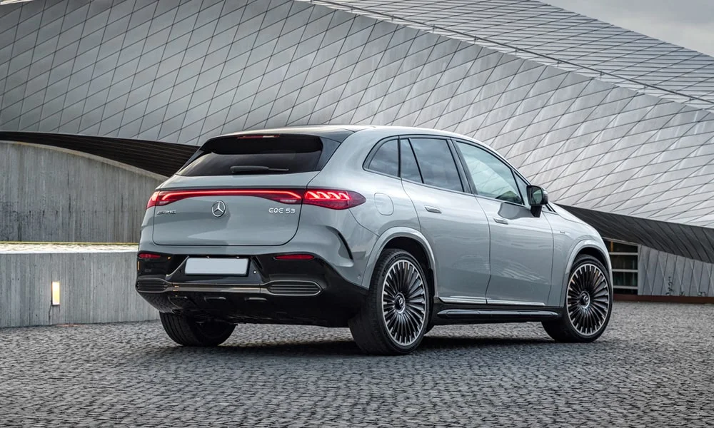 Фото Mercedes-Benz EQE SUV (2024) — вид сзади, фото 6. Графика фонарей, бампер и оформление пятой двери Mercedes-Benz EQE SUV (2024) — вид сзади, фото 6