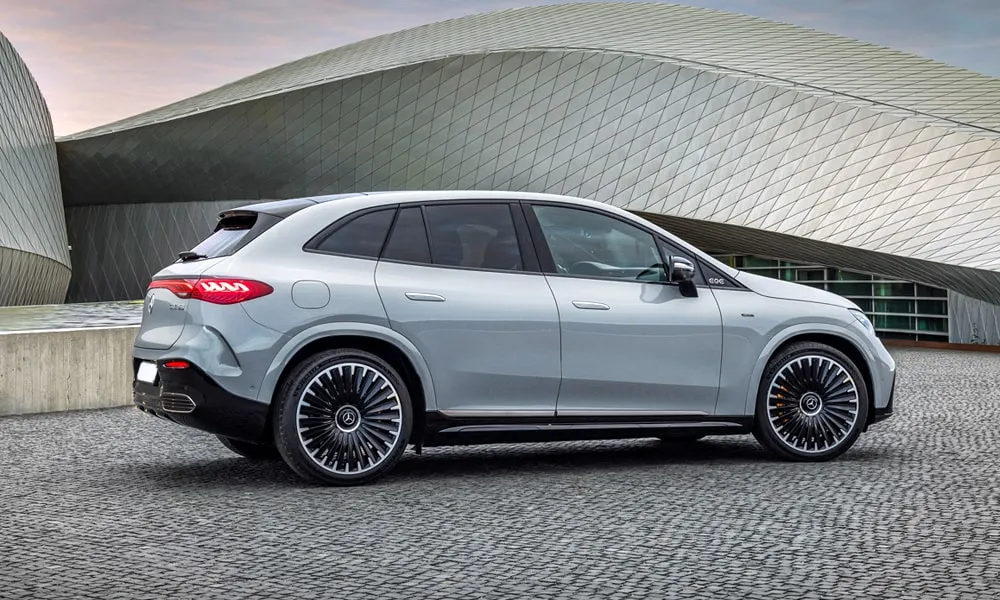 Фото Mercedes-Benz EQE SUV (2024) — вид сзади, фото 7. Графика фонарей, бампер и оформление пятой двери Mercedes-Benz EQE SUV (2024) — вид сзади, фото 7