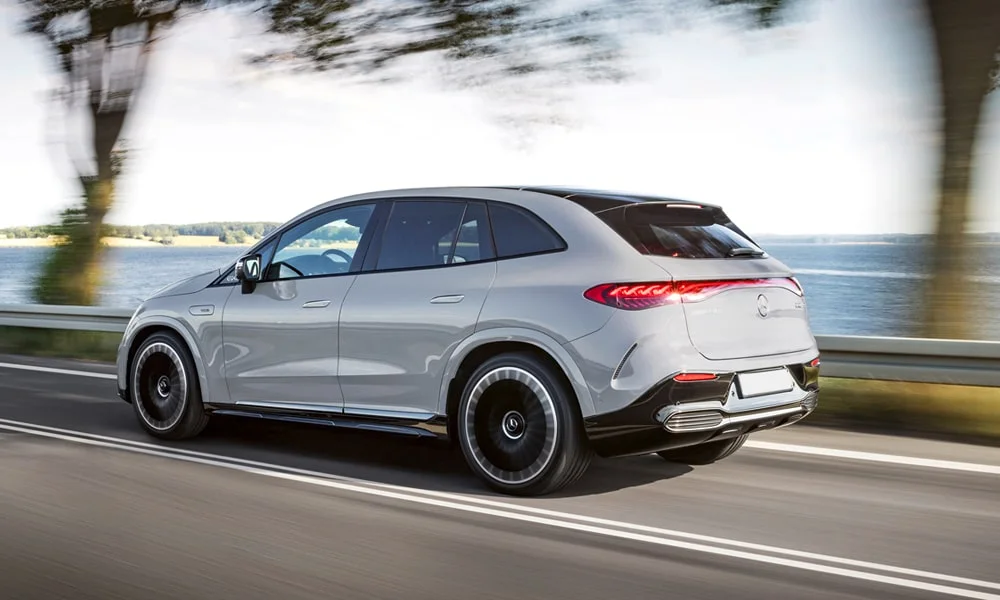 Фото Mercedes-Benz EQE SUV (2024) — вид сзади, фото 8. Графика фонарей, бампер и оформление пятой двери Mercedes-Benz EQE SUV (2024) — вид сзади, фото 8