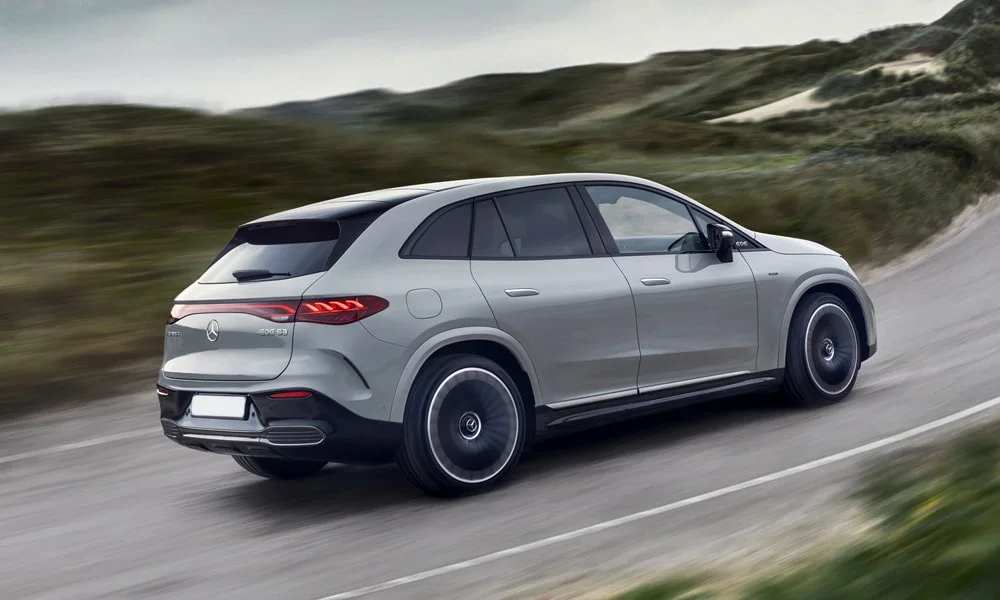 Фото Mercedes-Benz EQE SUV (2024) — вид сзади, фото 9. Графика фонарей, бампер и оформление пятой двери Mercedes-Benz EQE SUV (2024) — вид сзади, фото 9