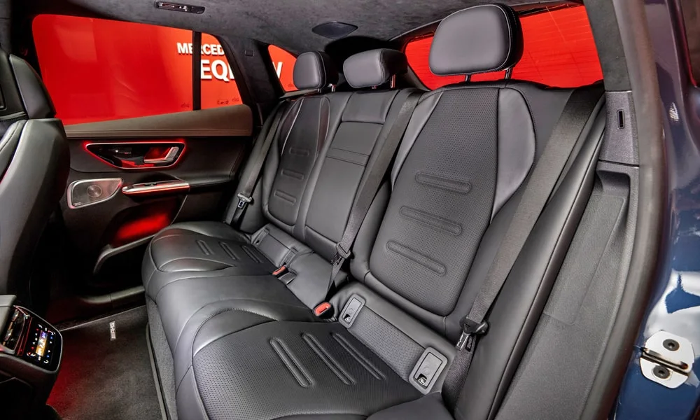 Фото Mercedes-Benz EQE SUV (2024) — задние сиденья. Посадка второго ряда: подголовники и подлокотник Mercedes-Benz EQE SUV (2024) — задние сиденья