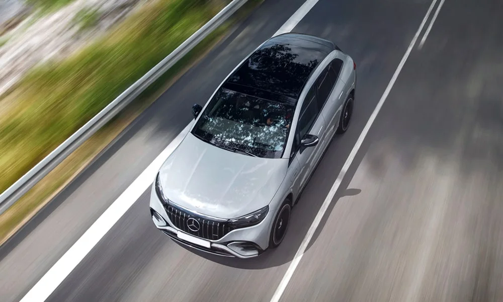 Фото Mercedes-Benz EQE SUV (2024) — крыша. Линия крыши и панорамное остекление с высоты. Рейлинги рассчитаны на поперечины для бокса или велокреплений Mercedes-Benz EQE SUV (2024) — крыша
