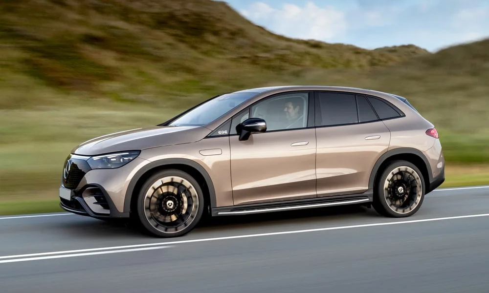 Фото Mercedes-Benz EQE SUV (2024) — вид сбоку. Профиль кузова: колёсная база, свесы и линия остекления. Хромированные или чёрные молдинги окон отличают комплектации Mercedes-Benz EQE SUV (2024) — вид сбоку