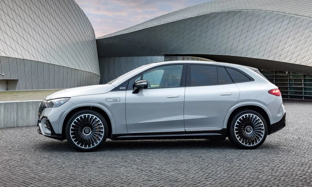 Фото Mercedes-Benz EQE SUV (2024) — вид сбоку, фото 2. Профиль кузова: колёсная база, свесы и линия остекления. Хромированные или чёрные молдинги окон отличают комплектации Mercedes-Benz EQE SUV (2024) — вид сбоку, фото 2