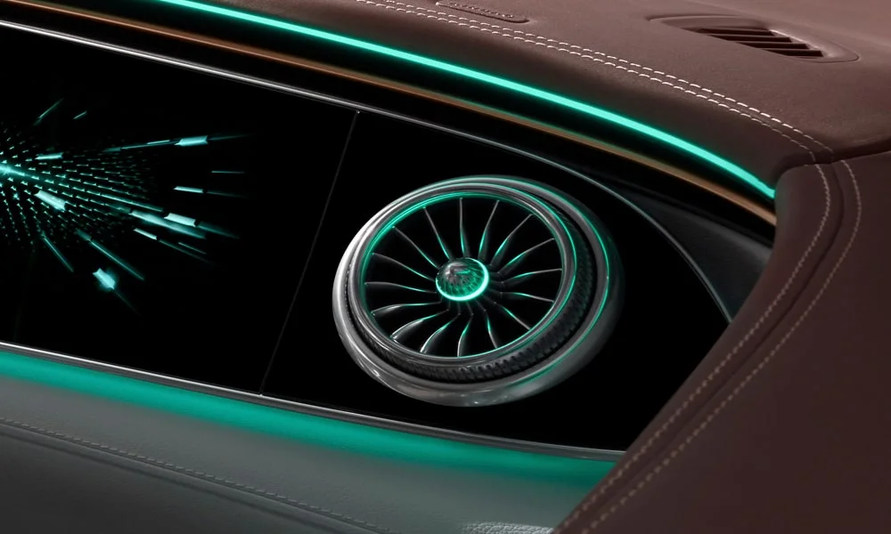 Фото Mercedes-Benz EQE SUV (2024) — динамик аудиосистемы. Акустика крупным планом. Выдвижной твитер по центру панели — эффектная деталь топ-аудиосистем Mercedes-Benz EQE SUV (2024) — динамик аудиосистемы