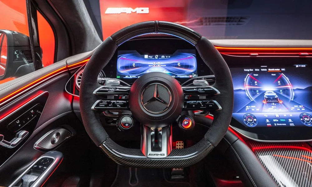 Фото Mercedes-Benz EQE SUV (2024) — руль. Обшивка обода и компоновка спиц крупным планом. Обогрев обода — опция, которую оценят зимой Mercedes-Benz EQE SUV (2024) — руль
