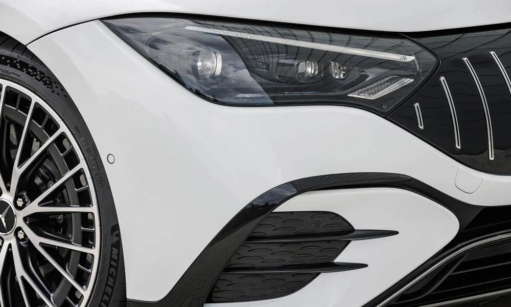 Фото Mercedes-Benz EQE (2024) — экстерьер. Внешняя деталь кузова вблизи. Мелкие элементы экстерьера дополняют общий стиль модели Mercedes-Benz EQE (2024) — экстерьер