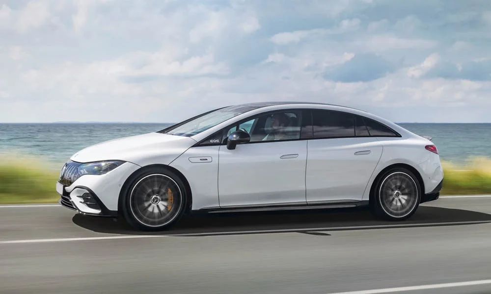Фото Mercedes-Benz EQE (2024) — вид спереди, фото 6. Передок в белом исполнении — крупная светотехника и выразительный бампер. Рисунок ходовых огней — подпись модели, по нему её узнают в потоке Mercedes-Benz EQE (2024) — вид спереди, фото 6