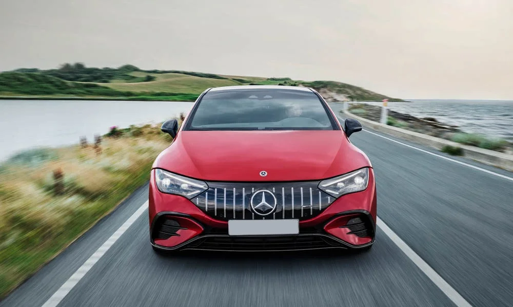 Фото Mercedes-Benz EQE (2024) — вид спереди, фото 7. Анфас: пропорции капота, посадка кузова и графика ходовых огней. Рисунок ходовых огней — подпись модели, по нему её узнают в потоке Mercedes-Benz EQE (2024) — вид спереди, фото 7