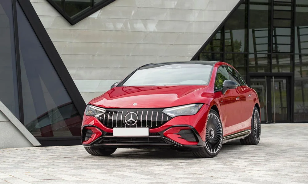 Фото Mercedes-Benz EQE (2024) — вид спереди, фото 10. Красный кузов, строгая симметрия оптики — базовый ракурс знакомства с дизайном Mercedes-Benz EQE (2024) — вид спереди, фото 10