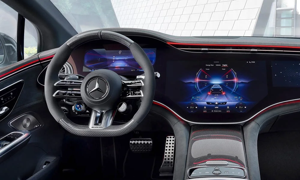 Фото Mercedes-Benz EQE (2024) — приборная панель. Скорость, запас хода и подсказки ассистентов перед глазами Mercedes-Benz EQE (2024) — приборная панель