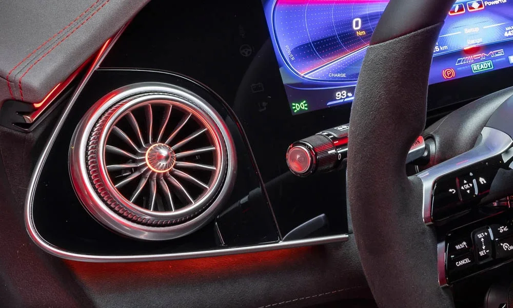 Фото Mercedes-Benz EQE (2024) — интерьер, фото 3. Общий план салона: архитектура панели, консоль и кресла Mercedes-Benz EQE (2024) — интерьер, фото 3