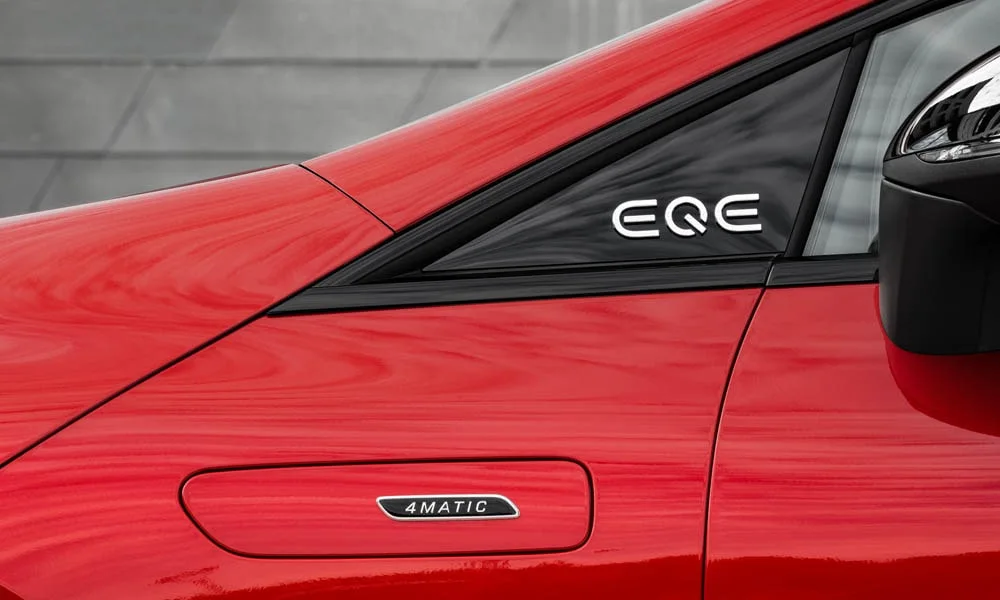 Фото Mercedes-Benz EQE (2024) — интерьер, фото 5. Общий план салона: архитектура панели, консоль и кресла. Уровень отделки читается по стыкам панелей и мягким поверхностям в зонах касания Mercedes-Benz EQE (2024) — интерьер, фото 5