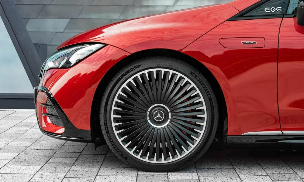Фото Mercedes-Benz EQE (2024) — интерьер, фото 6. Общий план салона: архитектура панели, консоль и кресла Mercedes-Benz EQE (2024) — интерьер, фото 6