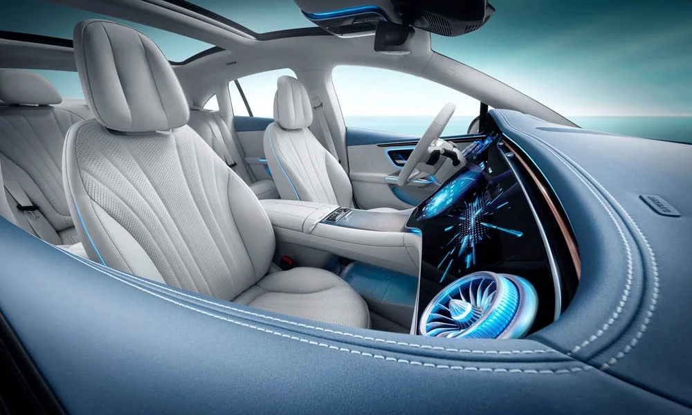 Фото Mercedes-Benz EQE (2024) — интерьер, фото 7. Общий план салона: архитектура панели, консоль и кресла. Уровень отделки читается по стыкам панелей и мягким поверхностям в зонах касания Mercedes-Benz EQE (2024) — интерьер, фото 7