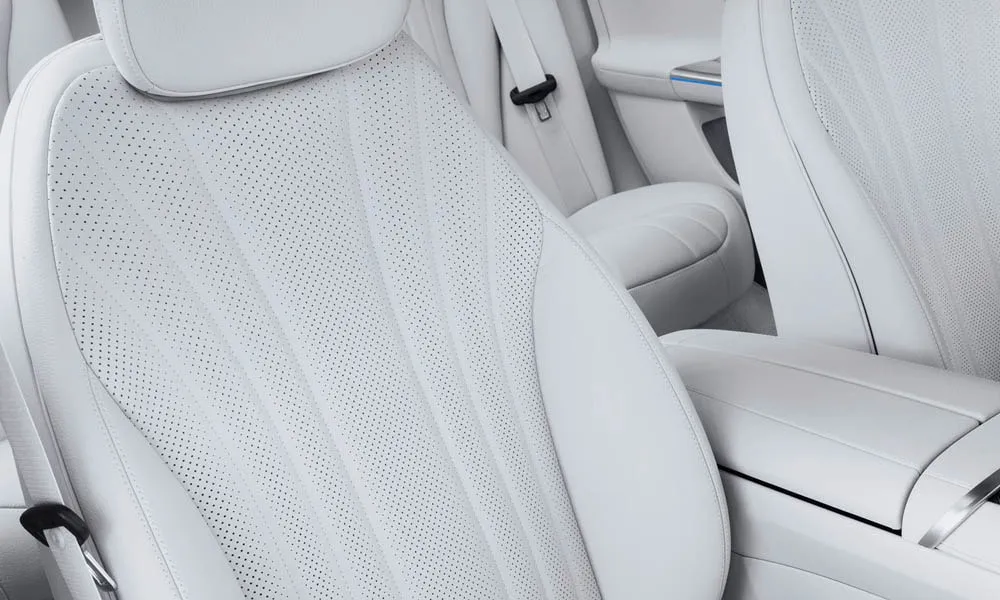 Фото Mercedes-Benz EQE (2024) — интерьер, фото 8. Общий план салона: архитектура панели, консоль и кресла. Светлая гамма зрительно расширяет салон, тёмная — практичнее в уходе Mercedes-Benz EQE (2024) — интерьер, фото 8