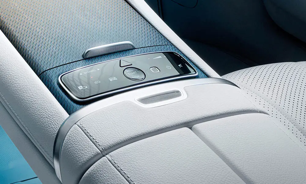 Фото Mercedes-Benz EQE (2024) — интерьер, фото 9. Общий план салона: архитектура панели, консоль и кресла. Уровень отделки читается по стыкам панелей и мягким поверхностям в зонах касания Mercedes-Benz EQE (2024) — интерьер, фото 9