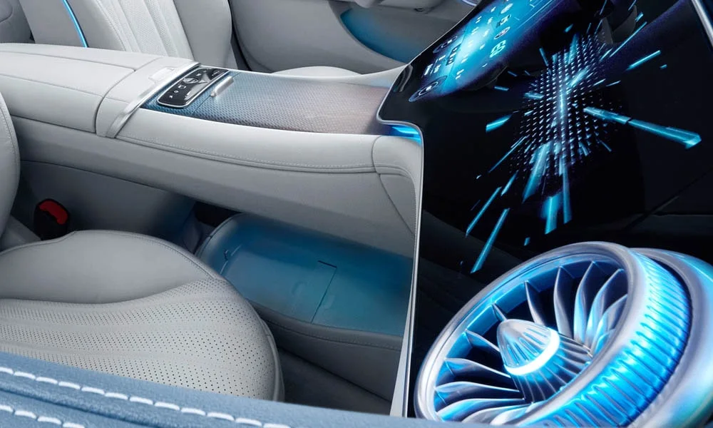 Фото Mercedes-Benz EQE (2024) — интерьер, фото 10. Общий план салона: архитектура панели, консоль и кресла Mercedes-Benz EQE (2024) — интерьер, фото 10