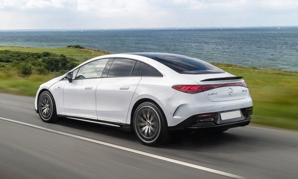 Фото Mercedes-Benz EQE (2024) — вид сзади, фото 3. Белый кузов сзади — фонари и бампер определяют ночной образ модели. Насадки выхлопа или их имитация внизу бампера различают версии Mercedes-Benz EQE (2024) — вид сзади, фото 3