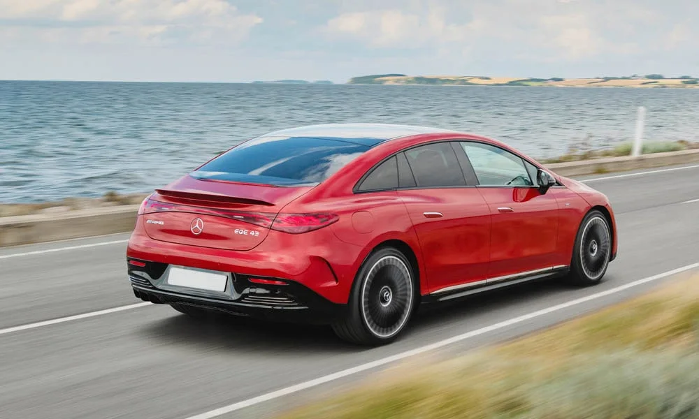 Фото Mercedes-Benz EQE (2024) — вид сзади, фото 4. Графика фонарей, бампер и оформление пятой двери Mercedes-Benz EQE (2024) — вид сзади, фото 4