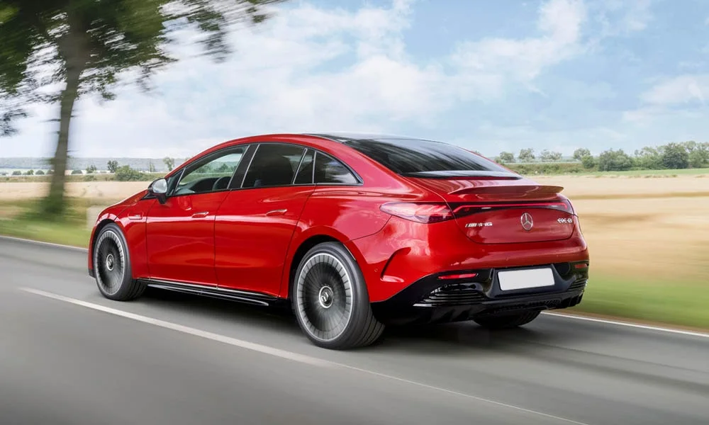 Фото Mercedes-Benz EQE (2024) — вид сзади, фото 5. Линия крыши, стойки и задняя дверь в красном исполнении Mercedes-Benz EQE (2024) — вид сзади, фото 5