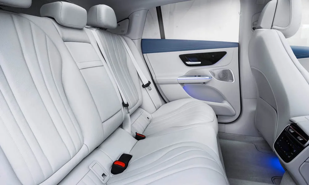 Фото Mercedes-Benz EQE (2024) — задние сиденья, фото 3. Второй ряд: профиль дивана, подголовники и обивка из гладкой коже. Крепления ISOFIX для детских кресел — в основании спинки Mercedes-Benz EQE (2024) — задние сиденья, фото 3
