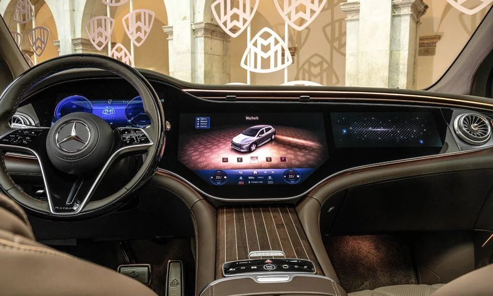 Фото Mercedes-Benz EQS SUV Maybach (2024) — передняя панель. Компоновка экранов, дефлекторов и консоли. Мягкие материалы верхнего яруса и вставки задают уровень интерьера Mercedes-Benz EQS SUV Maybach (2024) — передняя панель