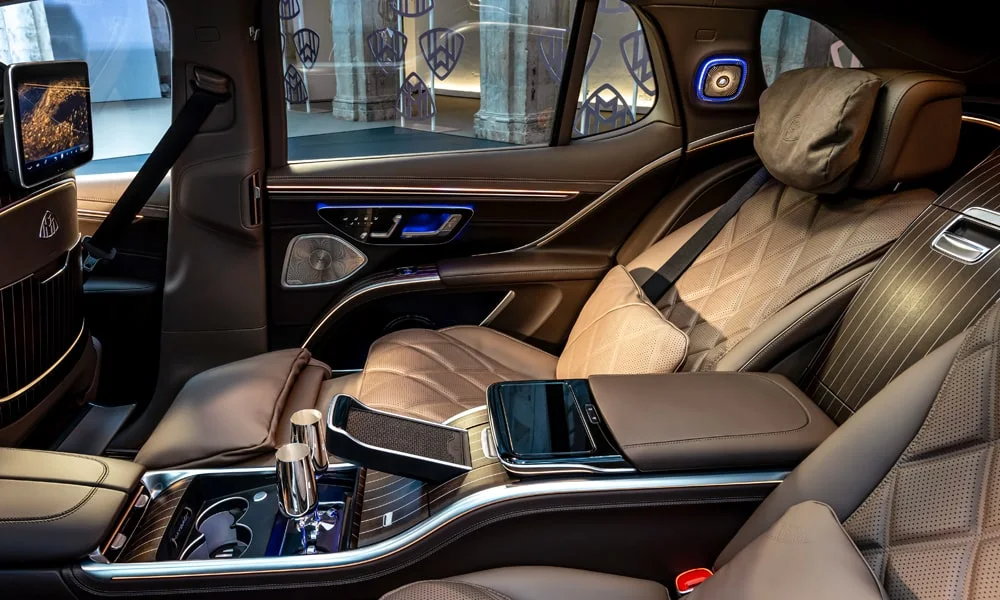 Фото Mercedes-Benz EQS SUV Maybach (2024) — передняя панель, фото 2. Компоновка экранов, дефлекторов и консоли. Минимум физических кнопок — ставка на экранное управление Mercedes-Benz EQS SUV Maybach (2024) — передняя панель, фото 2