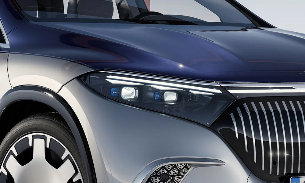 Фото Mercedes-Benz EQS SUV Maybach (2024) — вид спереди, фото 5. Оптика, решётка и бампер — первое впечатление о модели. Рисунок ходовых огней — подпись модели, по нему её узнают в потоке Mercedes-Benz EQS SUV Maybach (2024) — вид спереди, фото 5