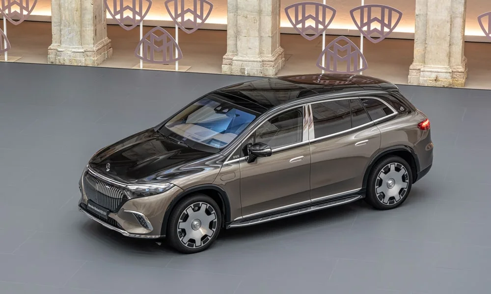 Фото Mercedes-Benz EQS SUV Maybach (2024) — вид спереди, фото 7. Коричневый кузов, строгая симметрия оптики — базовый ракурс знакомства с дизайном. Рисунок ходовых огней — подпись модели, по нему её узнают в потоке Mercedes-Benz EQS SUV Maybach (2024) — вид спереди, фото 7