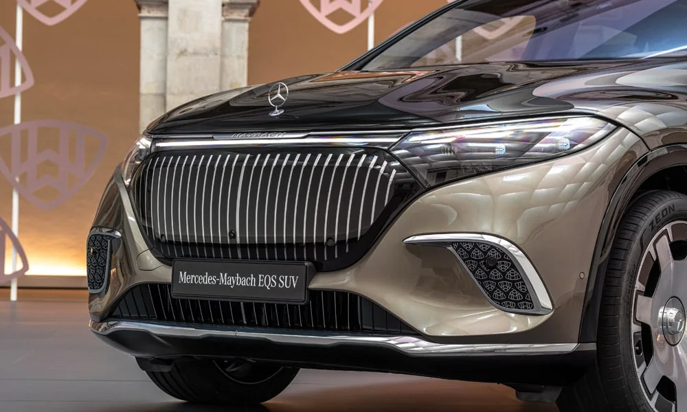 Фото Mercedes-Benz EQS SUV Maybach (2024) — решётка радиатора. Фирменный рисунок облицовки — визитная карточка марки. Активные жалюзи за решёткой закрываются на трассе ради аэродинамики — есть у ряда моделей Mercedes-Benz EQS SUV Maybach (2024) — решётка радиатора