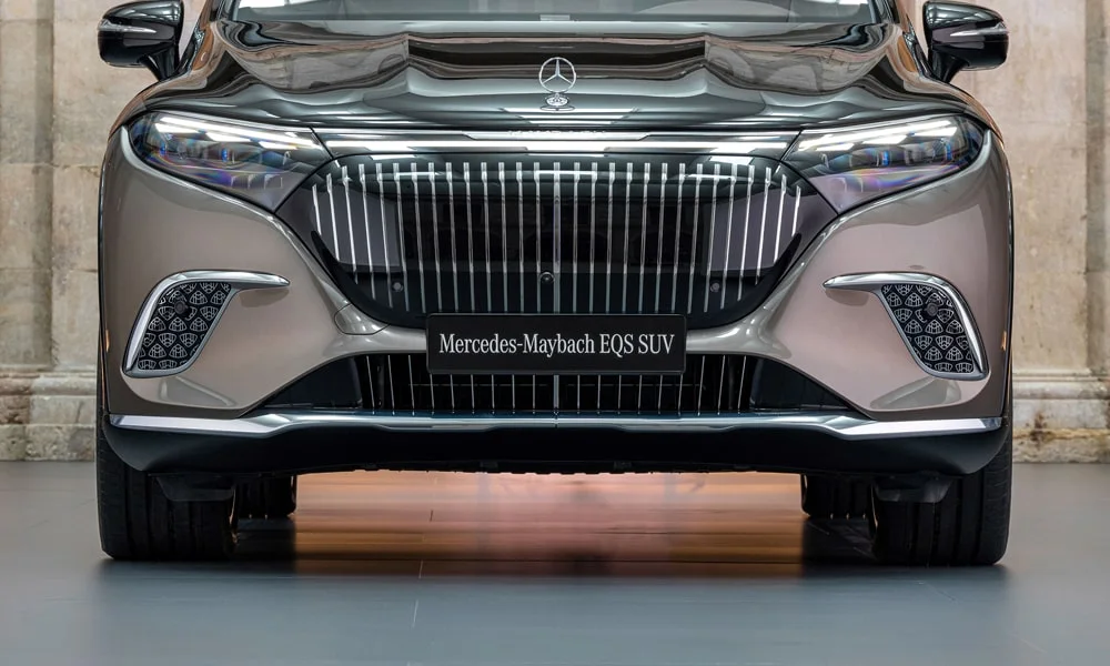 Фото Mercedes-Benz EQS SUV Maybach (2024) — решётка радиатора, фото 2. Фирменный рисунок облицовки — визитная карточка марки. За решёткой у многих комплектаций стоит радар адаптивного круиз-контроля Mercedes-Benz EQS SUV Maybach (2024) — решётка радиатора, фото 2