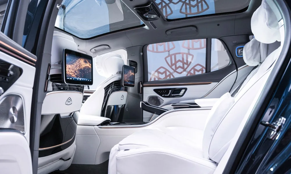 Фото Mercedes-Benz EQS SUV Maybach (2024) — интерьер, фото 2. Общий план салона: архитектура панели, консоль и кресла. Светлая гамма зрительно расширяет салон, тёмная — практичнее в уходе Mercedes-Benz EQS SUV Maybach (2024) — интерьер, фото 2