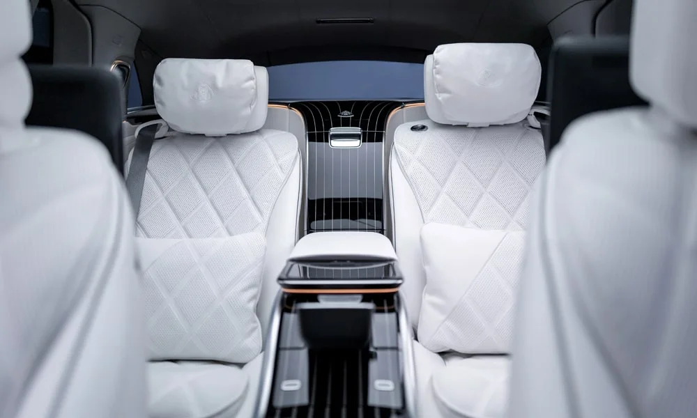 Фото Mercedes-Benz EQS SUV Maybach (2024) — интерьер, фото 3. Общий план салона: архитектура панели, консоль и кресла. Уровень отделки читается по стыкам панелей и мягким поверхностям в зонах касания Mercedes-Benz EQS SUV Maybach (2024) — интерьер, фото 3