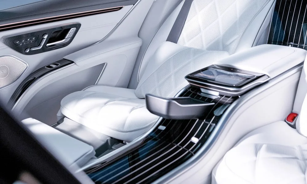 Фото Mercedes-Benz EQS SUV Maybach (2024) — интерьер, фото 4. Общий план салона: архитектура панели, консоль и кресла. Светлая гамма зрительно расширяет салон, тёмная — практичнее в уходе Mercedes-Benz EQS SUV Maybach (2024) — интерьер, фото 4