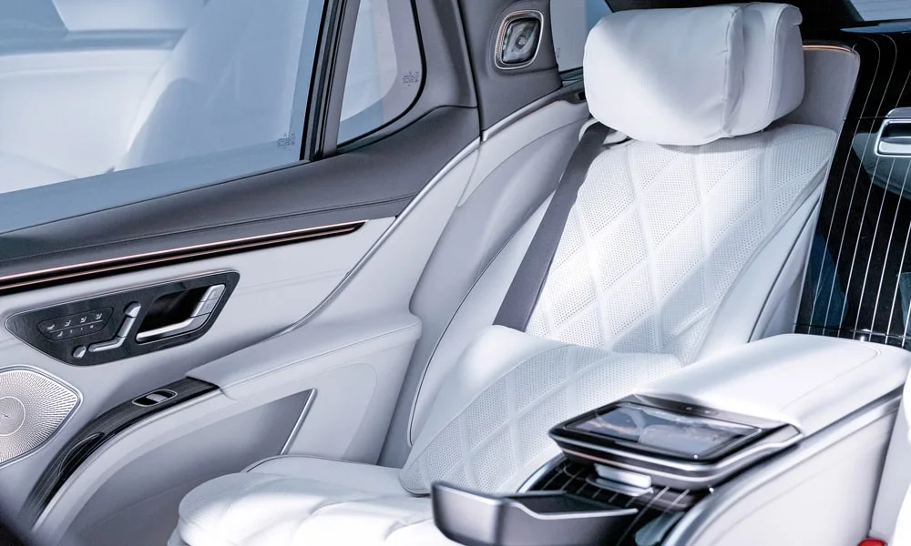 Фото Mercedes-Benz EQS SUV Maybach (2024) — интерьер, фото 5. Общий план салона: архитектура панели, консоль и кресла. Светлая гамма зрительно расширяет салон, тёмная — практичнее в уходе Mercedes-Benz EQS SUV Maybach (2024) — интерьер, фото 5