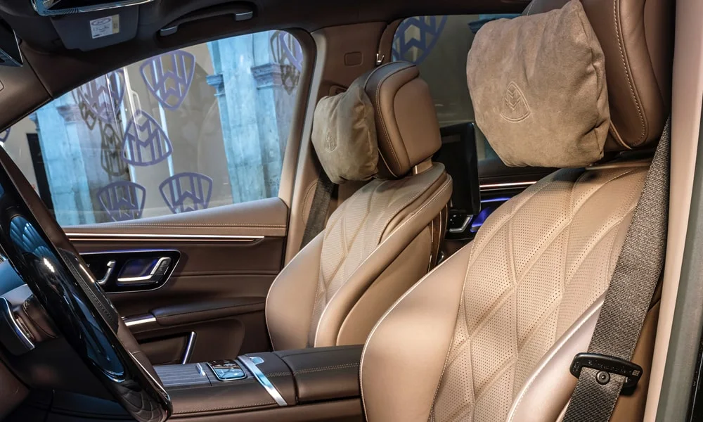 Фото Mercedes-Benz EQS SUV Maybach (2024) — интерьер, фото 6. Общий план салона: архитектура панели, консоль и кресла Mercedes-Benz EQS SUV Maybach (2024) — интерьер, фото 6