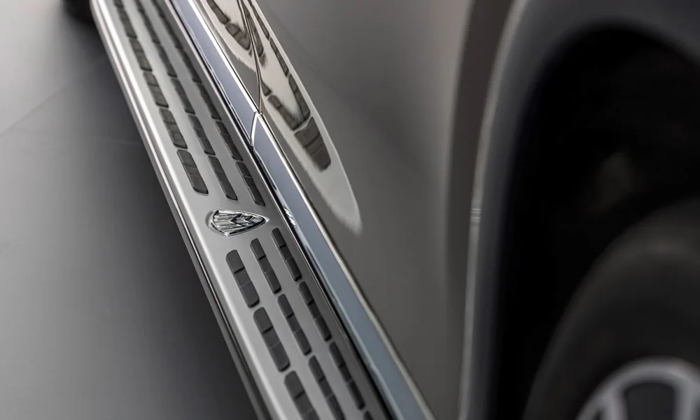 Фото Mercedes-Benz EQS SUV Maybach (2024) — интерьер, фото 9. Общий план салона: архитектура панели, консоль и кресла. Светлая гамма зрительно расширяет салон, тёмная — практичнее в уходе Mercedes-Benz EQS SUV Maybach (2024) — интерьер, фото 9