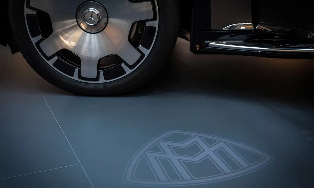 Фото Mercedes-Benz EQS SUV Maybach (2024) — интерьер, фото 11. Общий план салона: архитектура панели, консоль и кресла. Уровень отделки читается по стыкам панелей и мягким поверхностям в зонах касания Mercedes-Benz EQS SUV Maybach (2024) — интерьер, фото 11